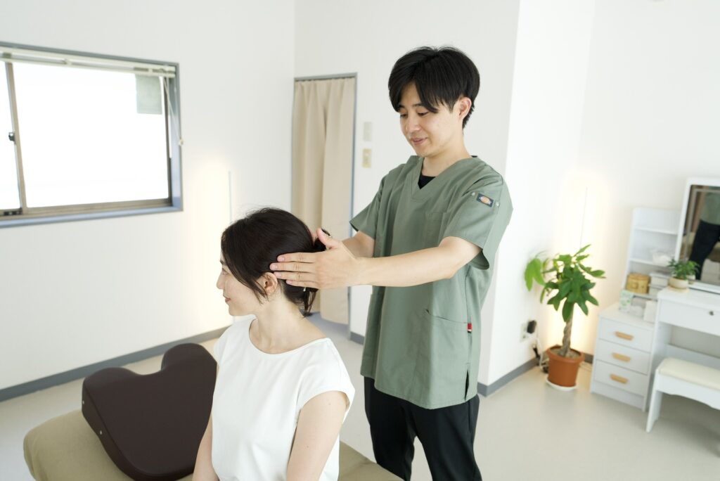 首や肩の動きを確認する身体チェック