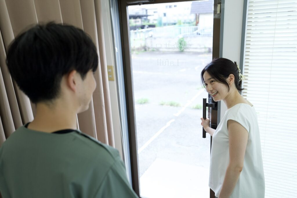 施術後に笑顔でお見送りする様子