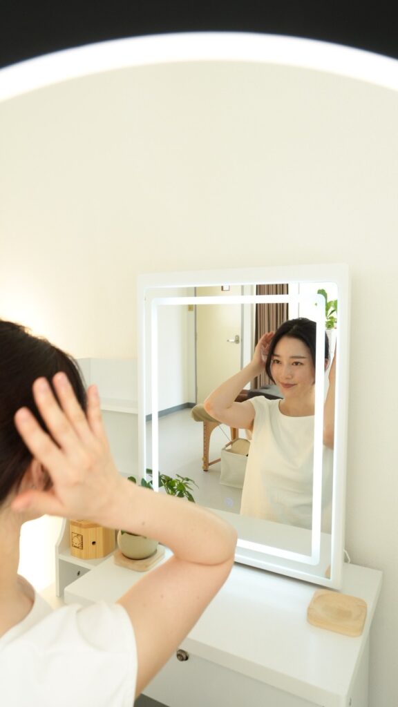 院内のドレッサーで身だしなみを整える様子